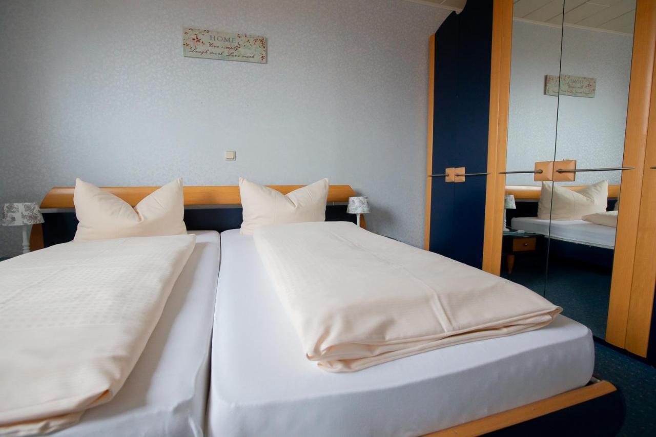 Hotel Schlosshof Dolgesheim Esterno foto