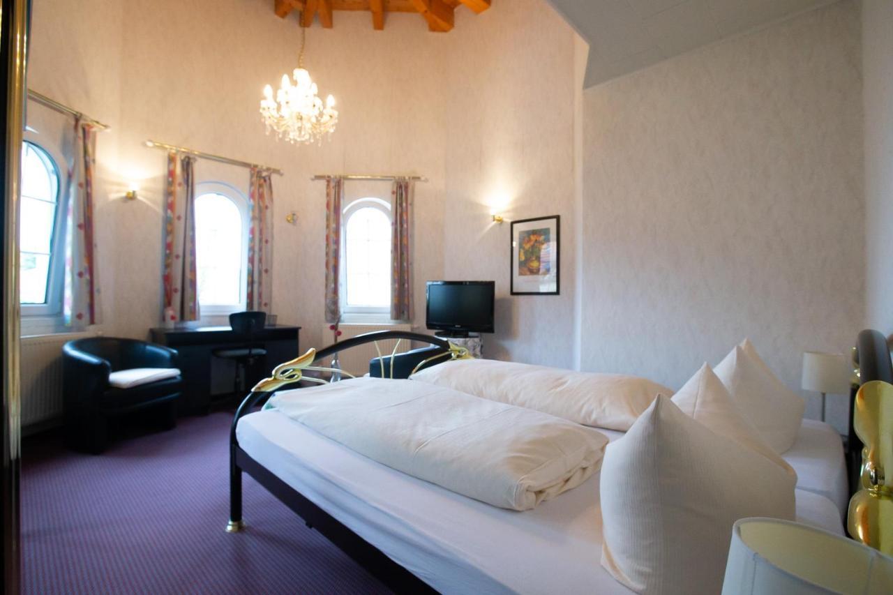 Hotel Schlosshof Dolgesheim Esterno foto