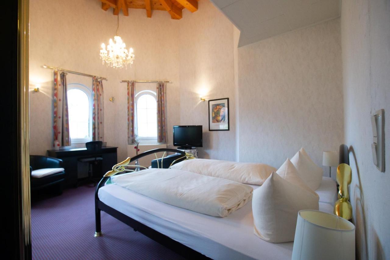 Hotel Schlosshof Dolgesheim Esterno foto