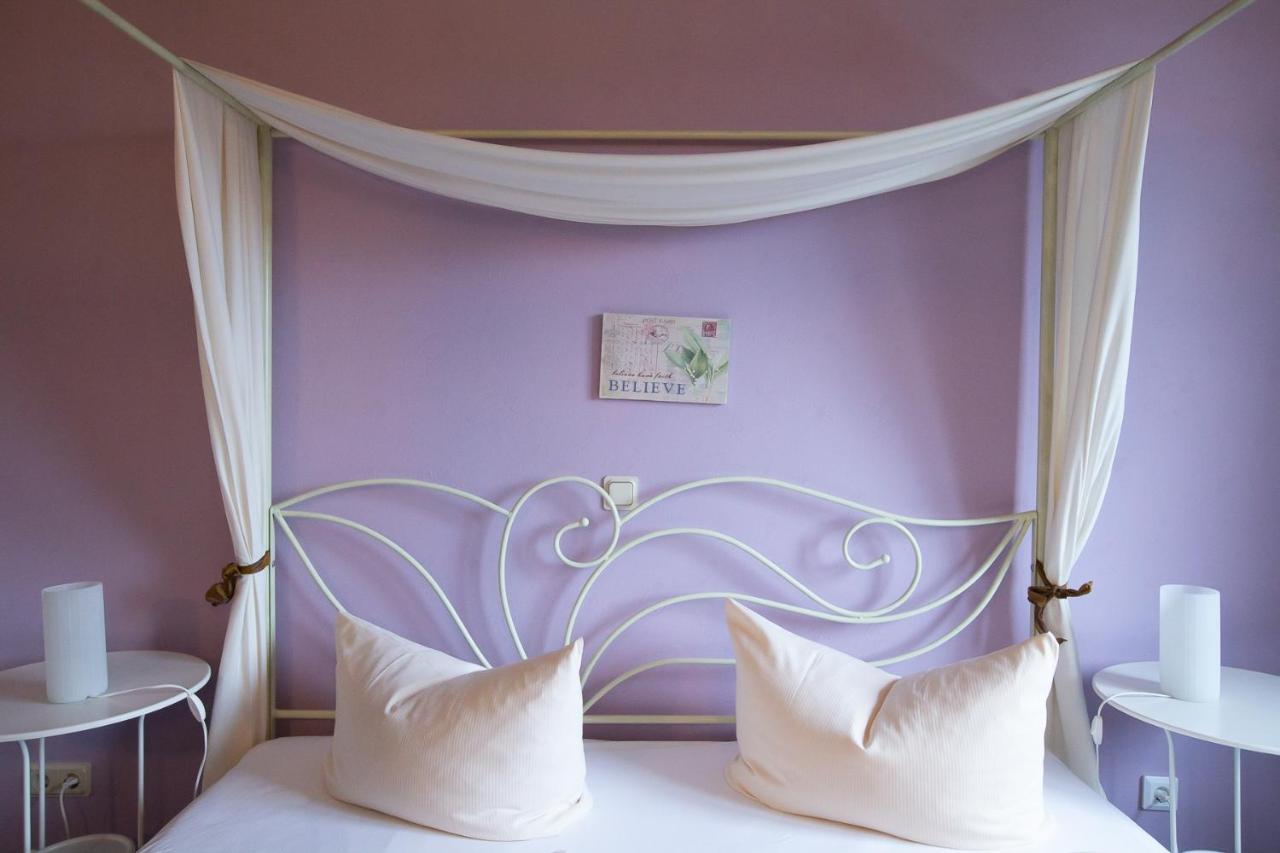 Hotel Schlosshof Dolgesheim Esterno foto