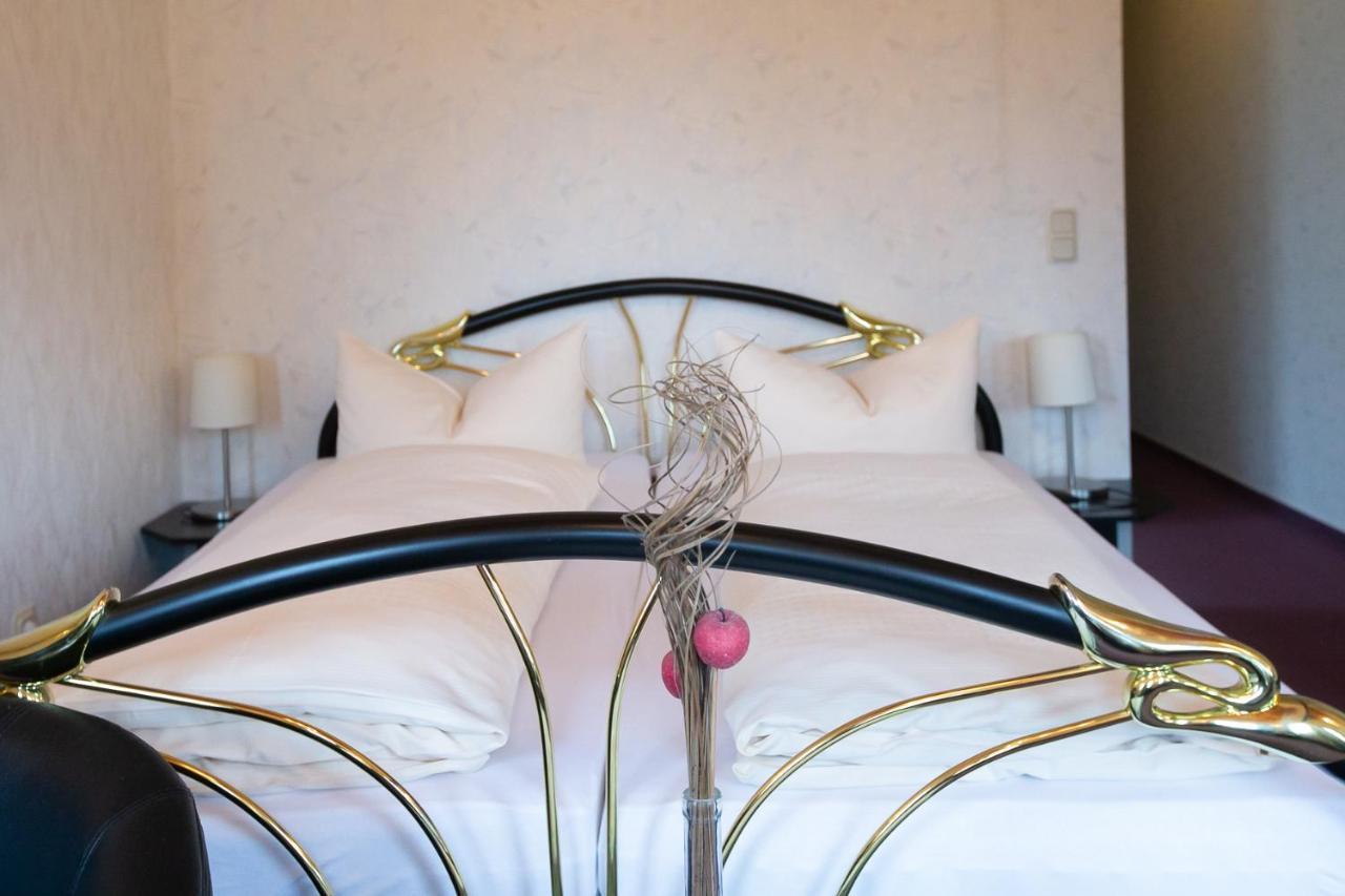Hotel Schlosshof Dolgesheim Esterno foto