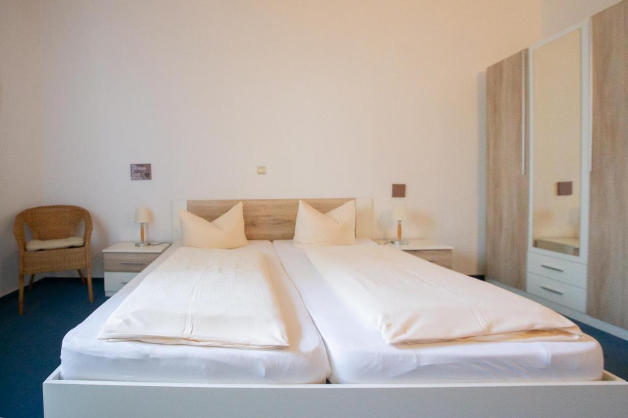Hotel Schlosshof Dolgesheim Esterno foto