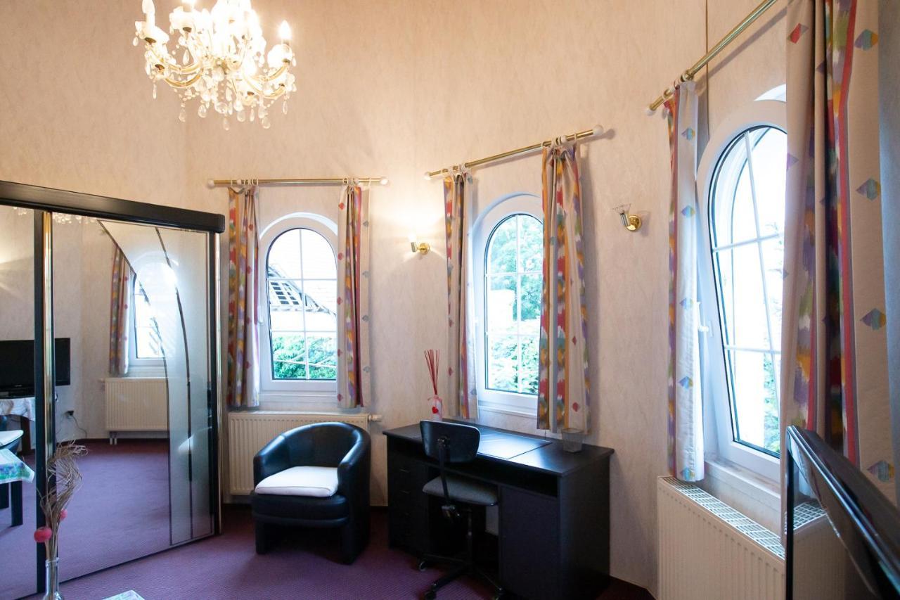 Hotel Schlosshof Dolgesheim Esterno foto