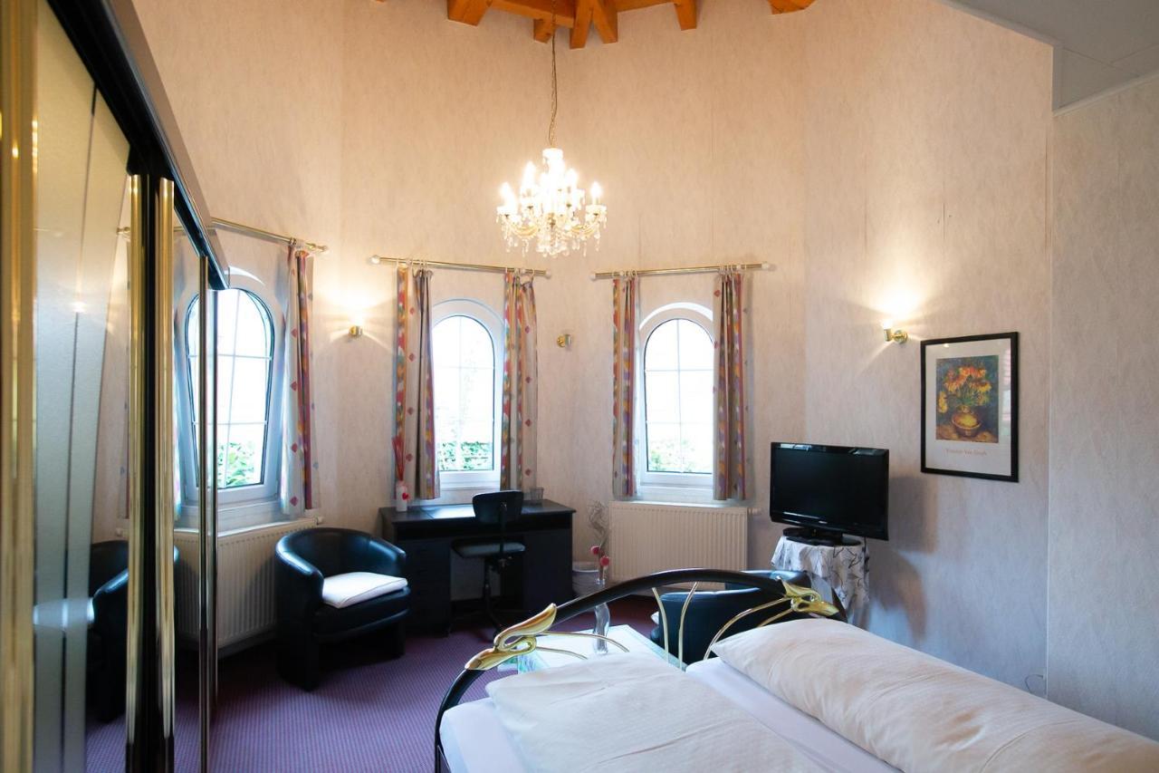 Hotel Schlosshof Dolgesheim Esterno foto
