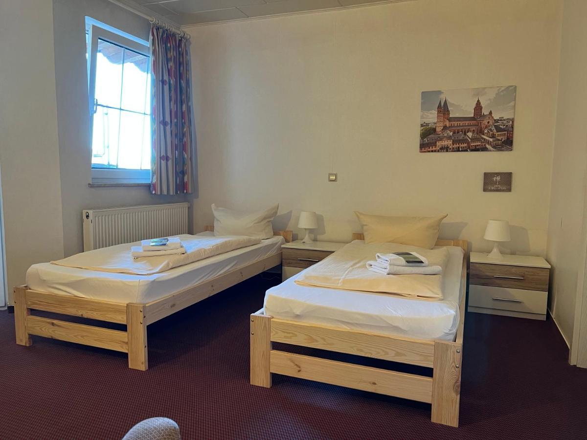 Hotel Schlosshof Dolgesheim Esterno foto