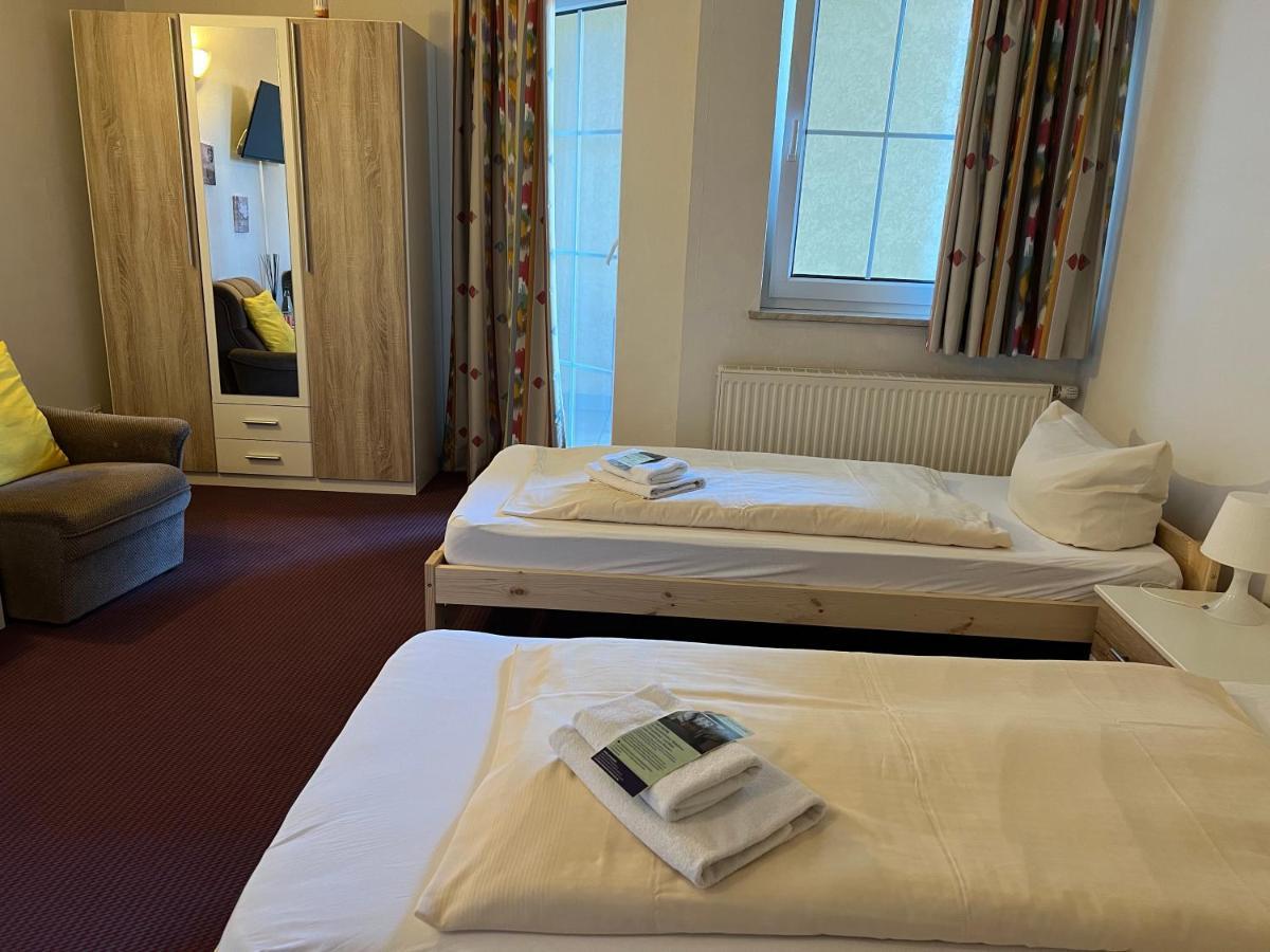 Hotel Schlosshof Dolgesheim Esterno foto